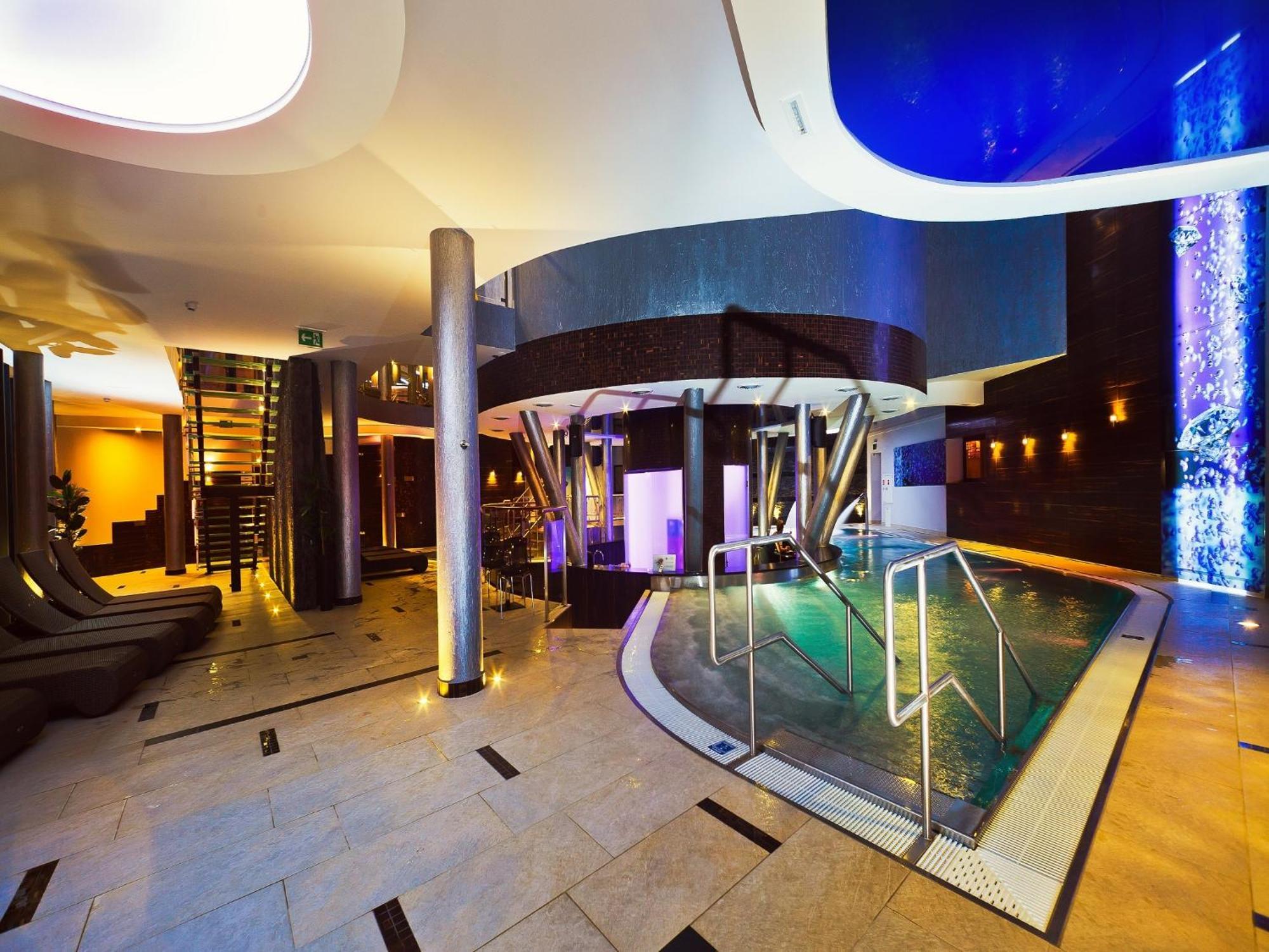Blue Diamond Hotel Active Spa Trzebownisko Exterior foto
